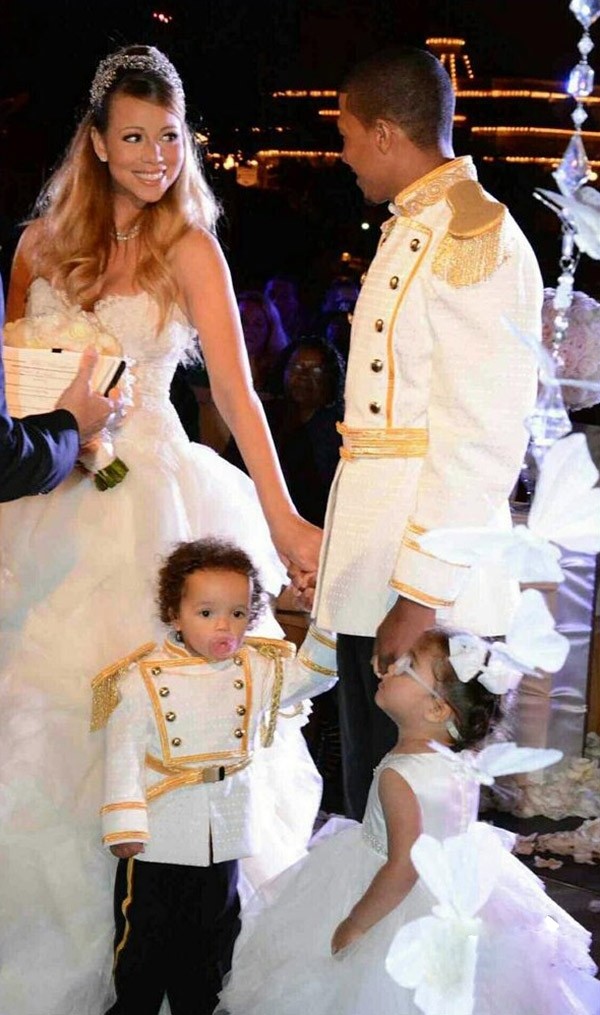Vợ chồng Mariah Carey và Nick Cannon bên hai nhóc tì sinh đôi Monroe và Moroccan.